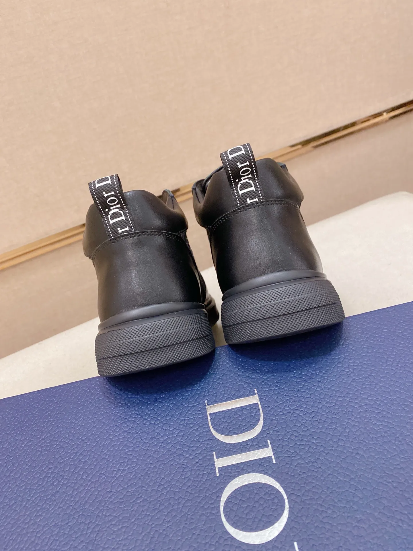 Men's shoes💰 440💰🇮🇹🇮🇹Dior d The new high-tops are on sale at the same time at the counter. The uppers are 🇮🇹 Italian imported first-layer cowhide, and the fully imported sheepskin lining is 💪💪. It is a complete 1⃣️ to 1⃣️ replica 🇮🇹💪💪. ⚠Sole: The original sole is specially provided by the original factory. The exclusive movable molded sole is super comfortable. ⚠Original factory follow-up goods, 🔍🔍high quality, you can enter and exit the counter at will, welcome to compare⚠. Code number:38-44